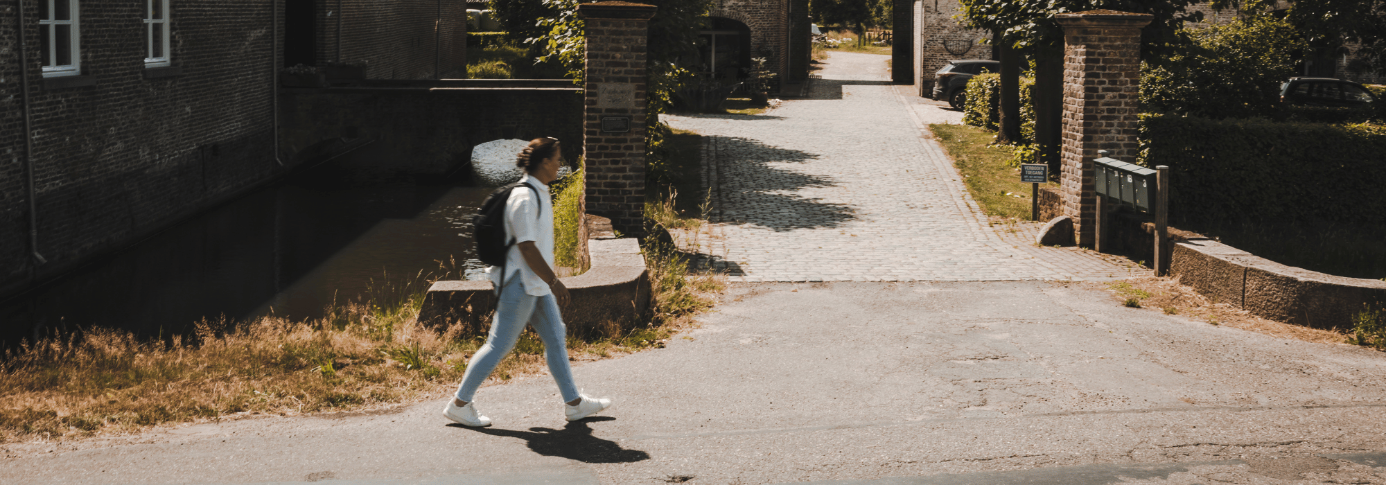 Het lijkt wel frankrijk hier vrouw wandelen langs erfgoed