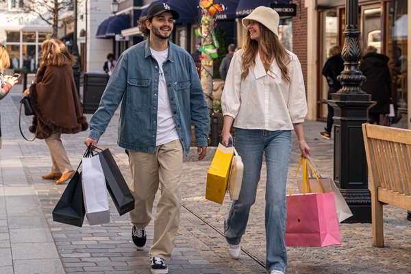 Koppel shopt in het Designer Outlet Roermond