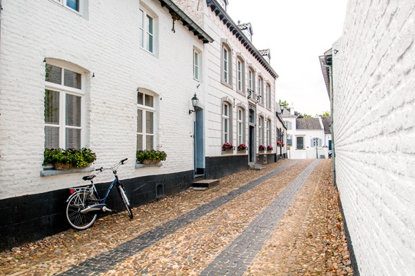 The narrow streets with characteristic white houses in Thorn