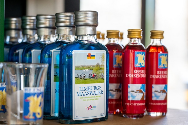 Flesjes Limburgs Maaswater staan op de schappen bij het VVV-inspiratiepunt in Lommerbergen