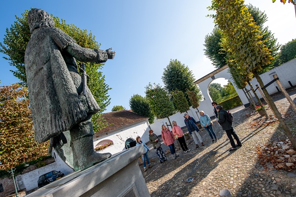 Ein Guide erzählt einer Gruppe bei der Besichtigung von Thorn von einer Statue