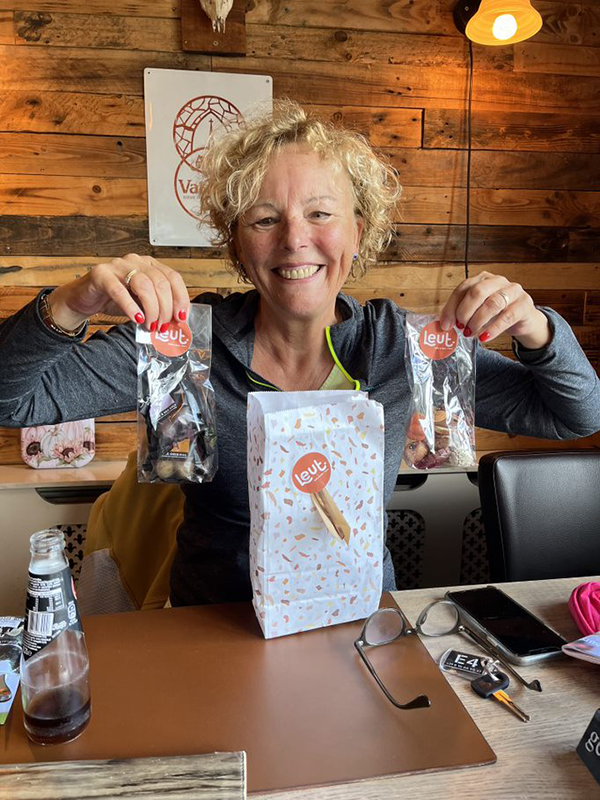 Marjo zit aan tafel met een aantal leuke cadeautjes van Leut