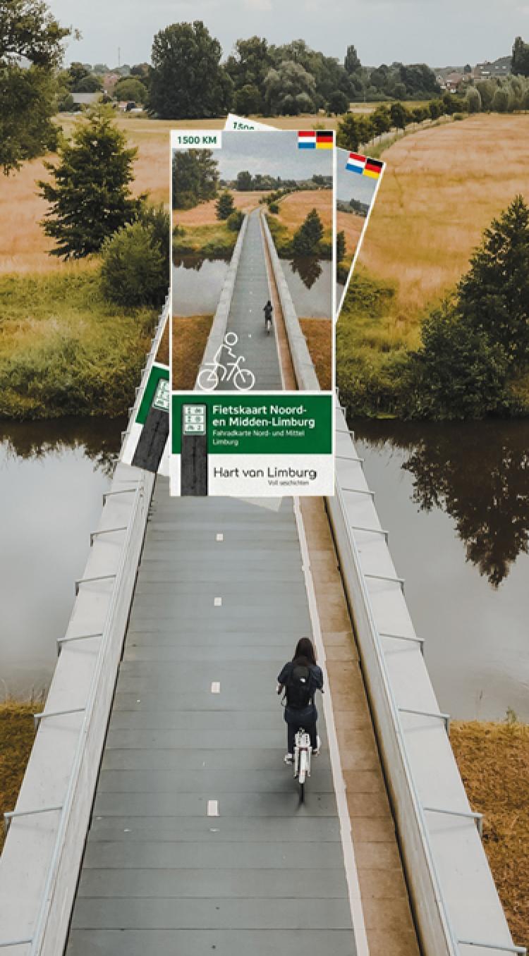 Fietser fietst over de brug in het Roerdal terwijl in het inzetje de nieuwe Fietsknooppuntenkaart Noord- en Midden Limburg staat