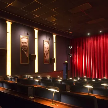 De bioscoopzaal van de Luxor in Reuver met aan de wand posters van beroemde filmacteurs